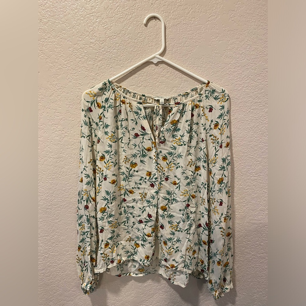 🔥5 for $20🔥 Lucky Brand White Floral Long Sleeve V-neck Buttoned Small Blouse